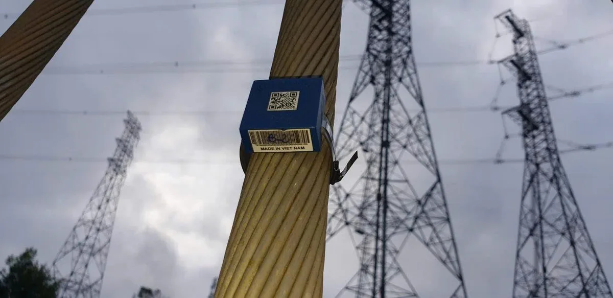 Self-powered sensor on a stranded conductor